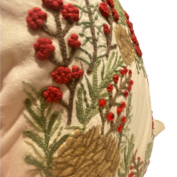 Pottery Barn 2 Tan XL Down Filled Pillows W Christmas Wreath Embroidery Beaded - Picture 5 of 16